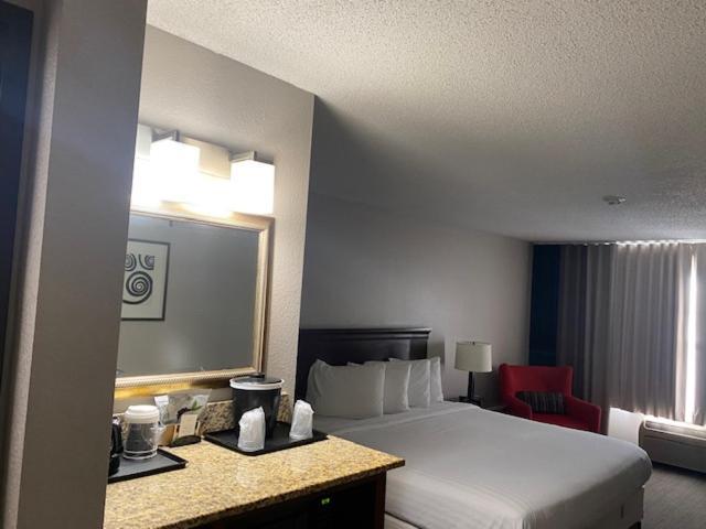 Country Inn & Suites By Radisson, Kansas City At Village West, Ks Bonner Springs Eksteriør billede