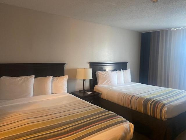 Country Inn & Suites By Radisson, Kansas City At Village West, Ks Bonner Springs Eksteriør billede